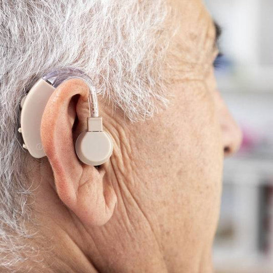 Dispozitiv audio portabil Welzy cu design ergonomic retroauricular, montat pe urechea unui bărbat în vârstă, ideal pentru claritate auditivă sporită