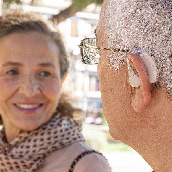 Dispozitiv audio portabil Welzy purtat în aer liber, evidențiind confortul și discreția în utilizare zilnică pentru persoanele în vârstă