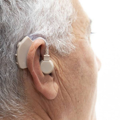 Dispozitiv audio portabil Welzy montat pe ureche, cu design bej și transparent, potrivit pentru utilizare zilnică discretă
