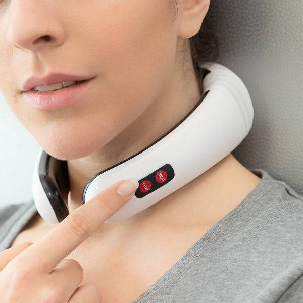 Femeie activând funcțiile aparatului de masaj electromagnetic Calmagner Inovamarket pentru gât și spate, din categoria masaj electric personal.
