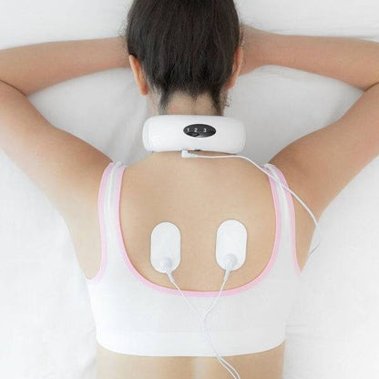 Femeie întinsă pe burtă cu electrozi conectați la Aparatul de Masaj pentru Gât și Spate Electromagnetic Calmagner Inovamarket pentru terapie musculară.
