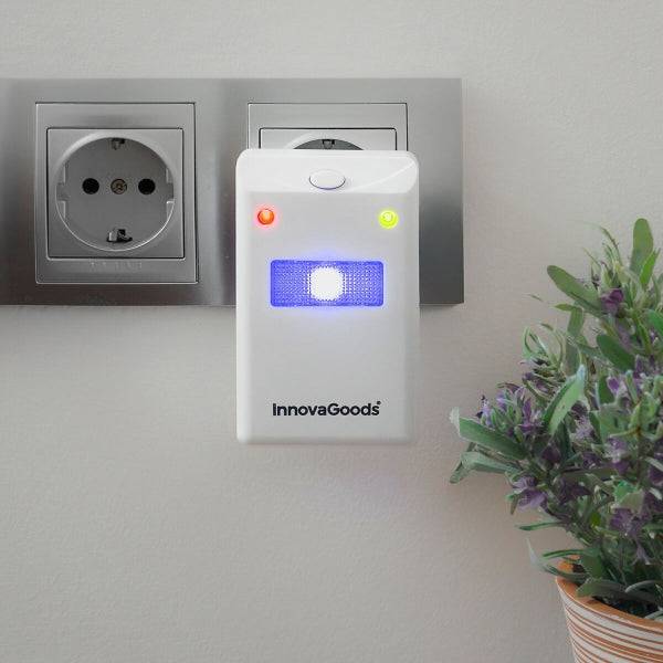 Dispozitiv LED Killekt Inovamarket activat într-o priză modernă, ideal pentru combaterea dăunătorilor în locuințe și spații interioare.