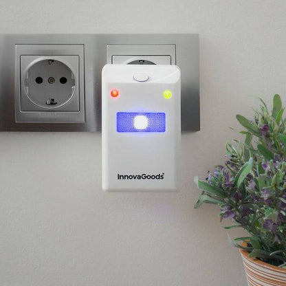 Dispozitiv LED Killekt Inovamarket activat într-o priză modernă, ideal pentru combaterea dăunătorilor în locuințe și spații interioare.