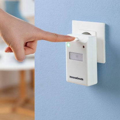 Aparat Împotriva Insectelor și Rozătoarelor cu LED Killekt Inovamarket pornit manual, cu indicator luminos verde pentru funcționare activă.