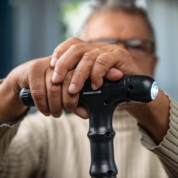 Detaliu mâner ergonomic al bastonului extensibil Hannde Inovamarket, cu LED integrat pentru confort și siguranță