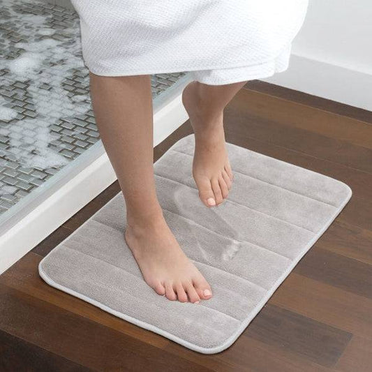 Covoraș de Baie Viscoelastic Puffeet Inovamarket gri deschis, utilizat în fața dușului pe podea din lemn, ideal pentru baie modernă.