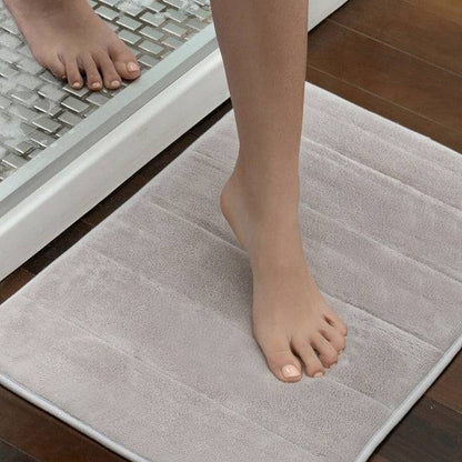 Covoraș de Baie Viscoelastic Puffeet Inovamarket moale și absorbant, plasat lângă duș pentru confort și siguranță după baie.
