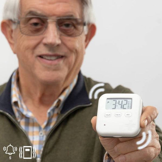 Bărbat senior ținând în mână cutia inteligentă pentru pastile Pilly Inovamarket cu alarmă și vibrație, ideală pentru administrarea medicamentelor la timp.