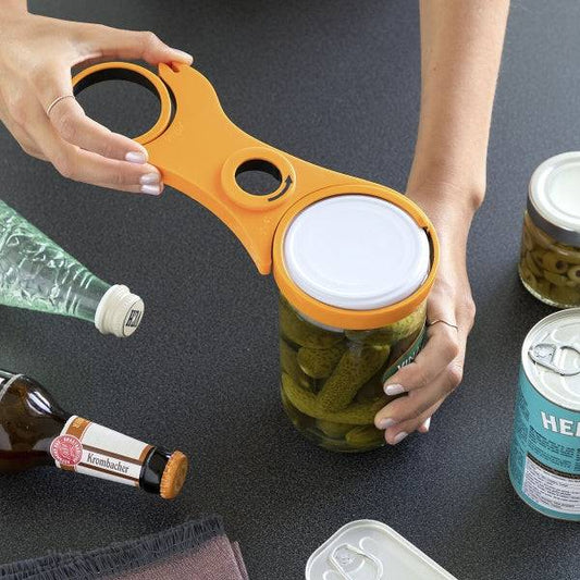 Desfăcător de Borcane Multifuncțional 5 în 1 Inovamarket folosit pentru a deschide un borcan cu castraveți murați, ideal pentru bucătărie.