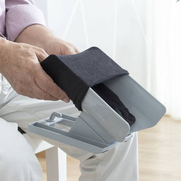 Montare șosetă pe dispozitivul Shoeasy Inovamarket, ajutor eficient pentru încălțare fără efort
