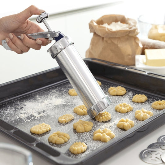 Mașină de fabricare biscuiți 2 în 1 și pistol pentru țevi Prekies Inovamarket utilizată pentru formarea biscuiților pe o tavă de copt.
