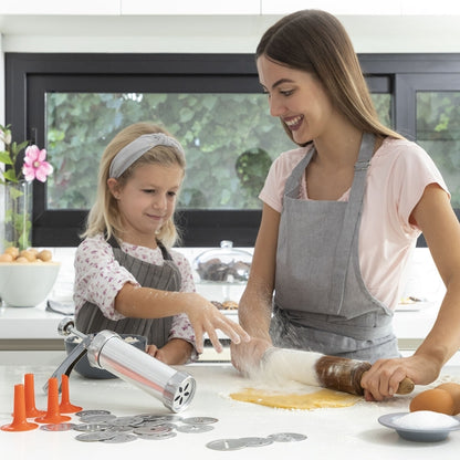 Mamă și fiică pregătesc aluatul în bucătărie folosind Mașina de fabricare biscuiți 2 în 1 Prekies Inovamarket, ideală pentru activități în familie.