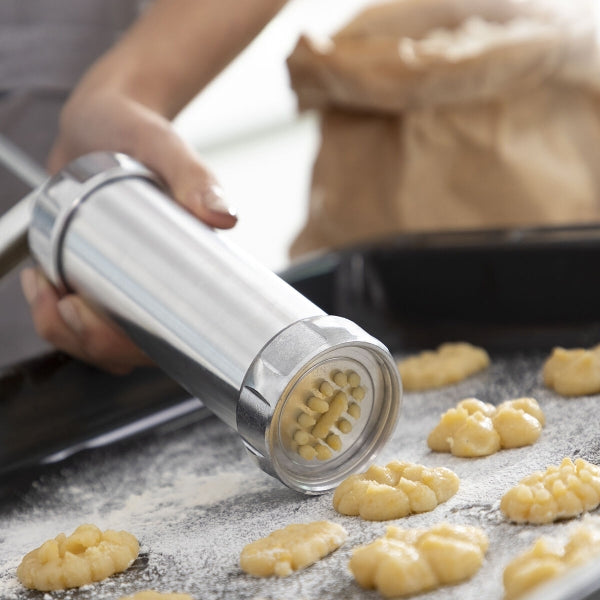 Aparatul Prekies Inovamarket formează biscuiți uniformi pe tavă, perfect pentru gătit acasă și decorare profesională.