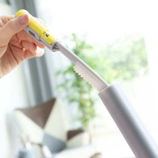 Perie integrată în mânerul mopului cu burete din fibre cu stoarcere tip X Twop Inovamarket pentru curățare suplimentară a lavetei.