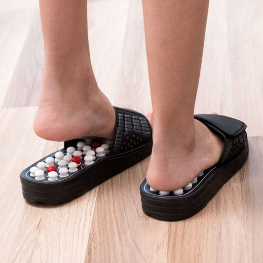 Papuci cu Acupunctură Slicu Inovamarket purtați pe podea, ideali pentru masajul tălpilor și relaxare zilnică.