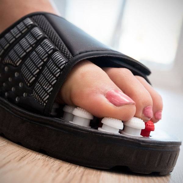Detaliu cu papucii Slicu Inovamarket, evidențiind punctele de acupunctură pentru stimularea circulației.