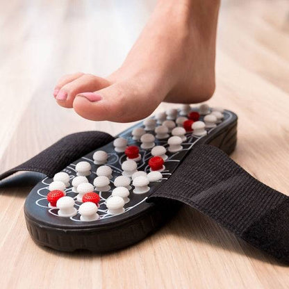 Papuc cu Acupunctură Slicu Inovamarket cu bareta desfăcută, prezentând designul ergonomic al tălpii.