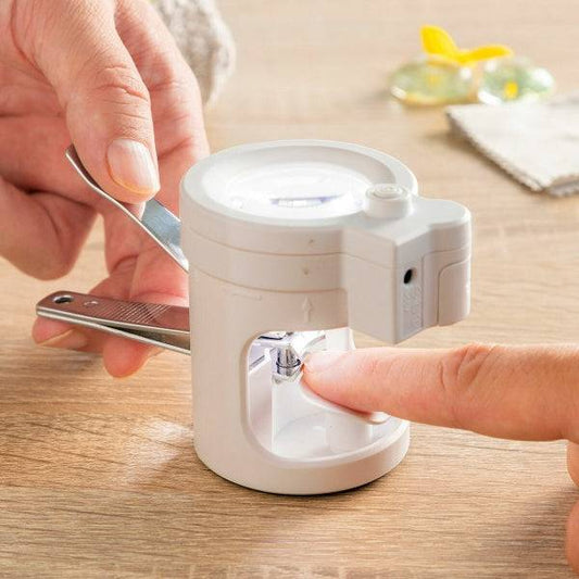 Unghieră cu lumină LED, lupă și pilă Clail Inovamarket pentru tăiere precisă a unghiilor, ideală pentru îngrijirea personală acasă.