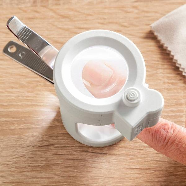 Dispozitiv ergonomic Clail Inovamarket cu lupă și lumină LED pentru tăierea unghiilor, perfect pentru vizibilitate și precizie sporită.
