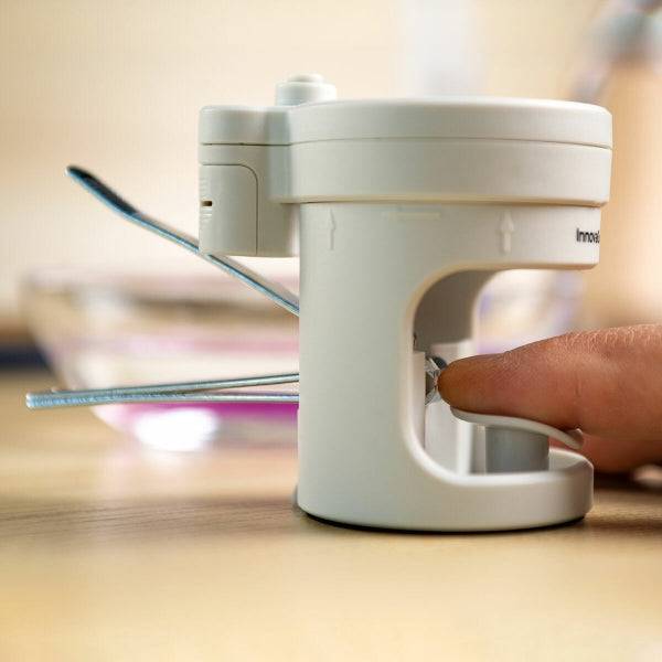 Design lateral al unghierei Clail Inovamarket cu lumină LED și lupă, evidențiind poziționarea ergonomică pentru utilizare ușoară.