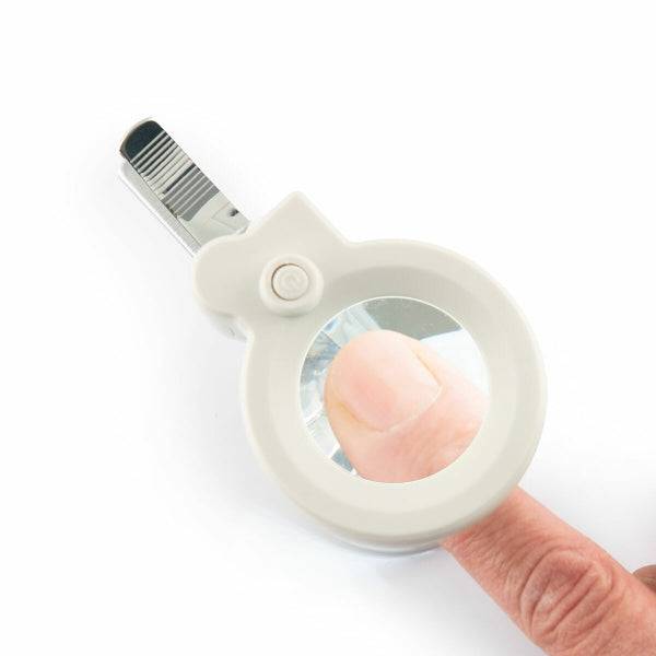 Vizualizare detaliată a unghiei prin lupa unghierei Clail Inovamarket cu lumină LED, ideală pentru tăierea sigură și precisă.